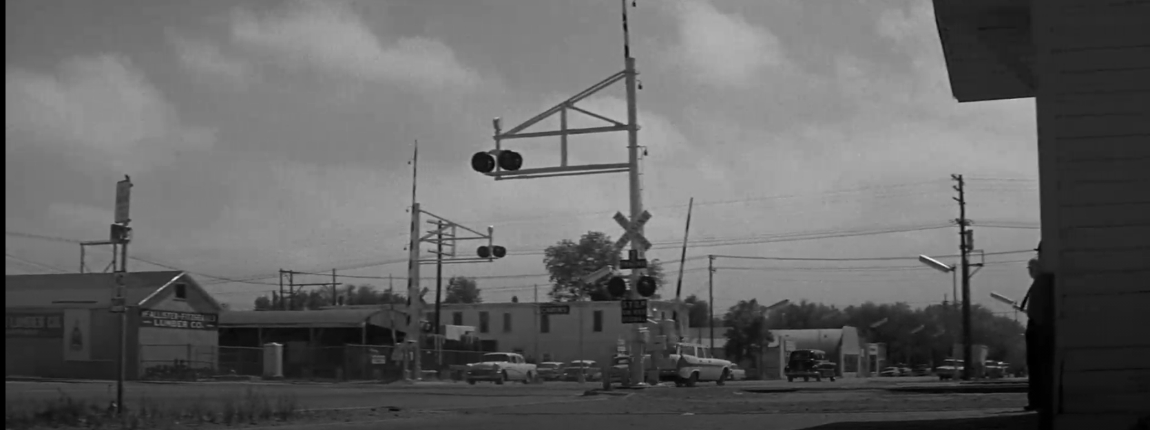 garden-city-u-s-83-south-santa-fe-open-wire-crossing-signal-and-flourescent-street-lights